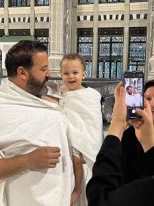 والدة الطفل الراحل يحيى محمد رمضان تقوم بتصويره بملابس الحج